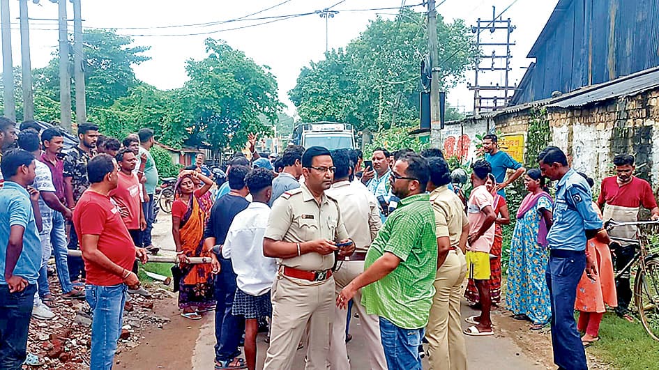 बुनियादी सुविधाओं की मांग पर पार्षद कार्यालय के सामने लोगों ने किया जोरदार विरोध प्रदर्शन