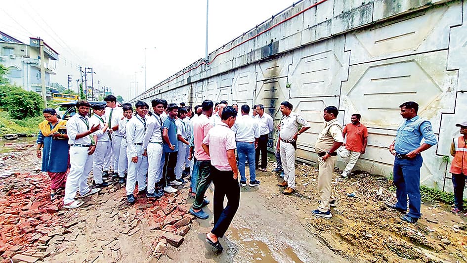 सर्विस रोड निर्माण की मांग पर विद्यार्थियों ने किया पथावरोध