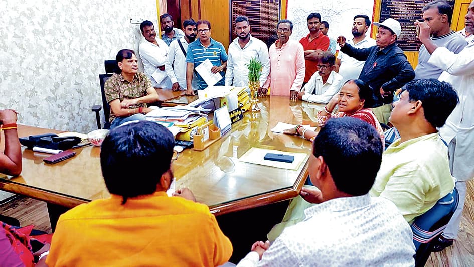 आसनसोल : सड़क की बदहाली को लेकर पार्षदों ने की मेयर से मुलाकात