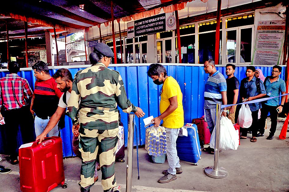 पेट्रापोल सीमा पर 45 बांग्लादेशी उतारे, बस सेवा निलंबित