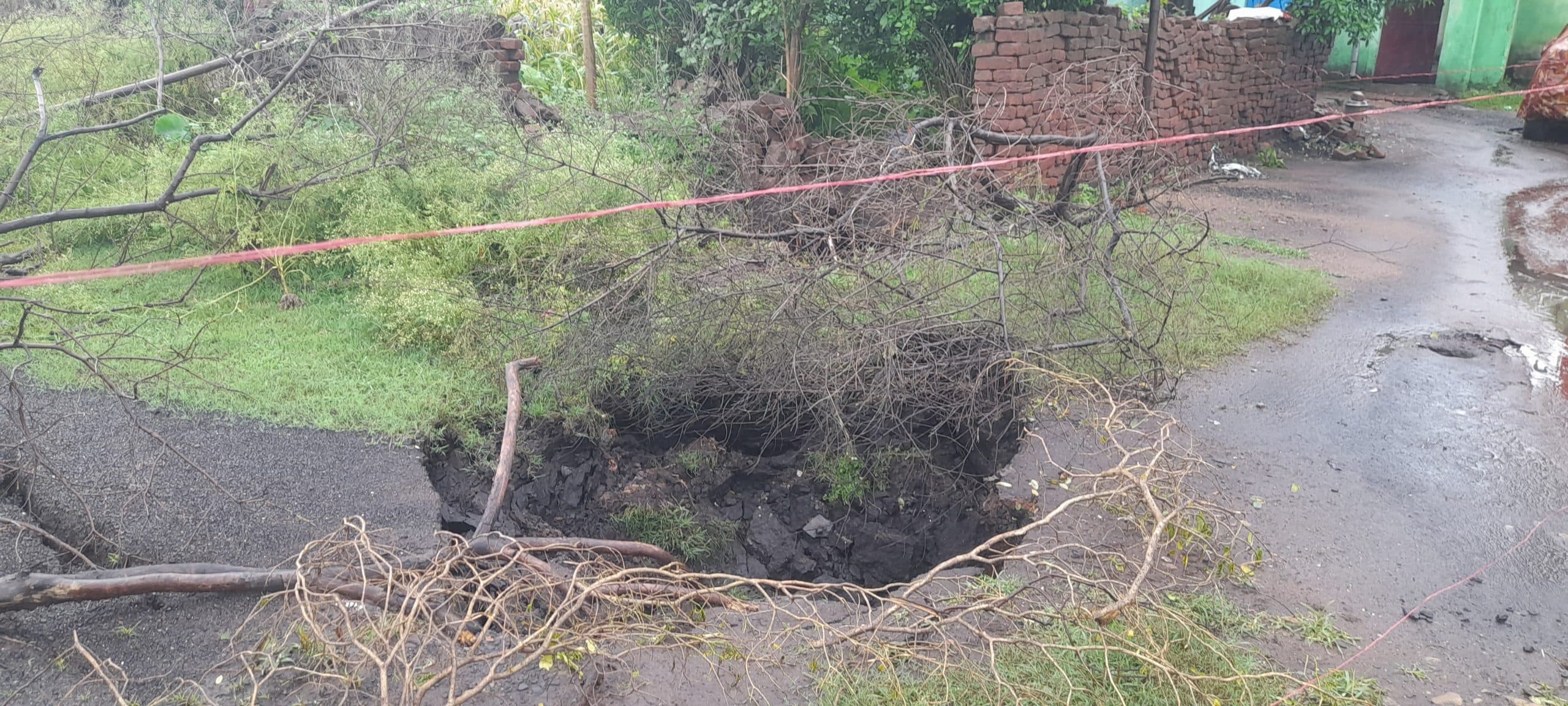 कुसुंडा क्षेत्र की घनी आबादी में दो जगहों पर बना गोफ, लोगों में दहशत