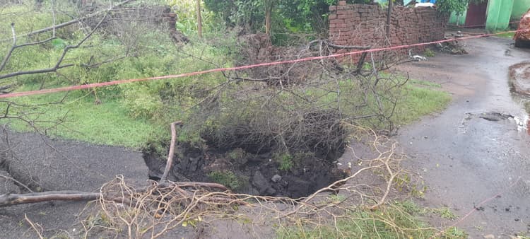 कुसुंडा क्षेत्र की घनी आबादी में दो जगहों पर बना गोफ, लोगों में दहशत