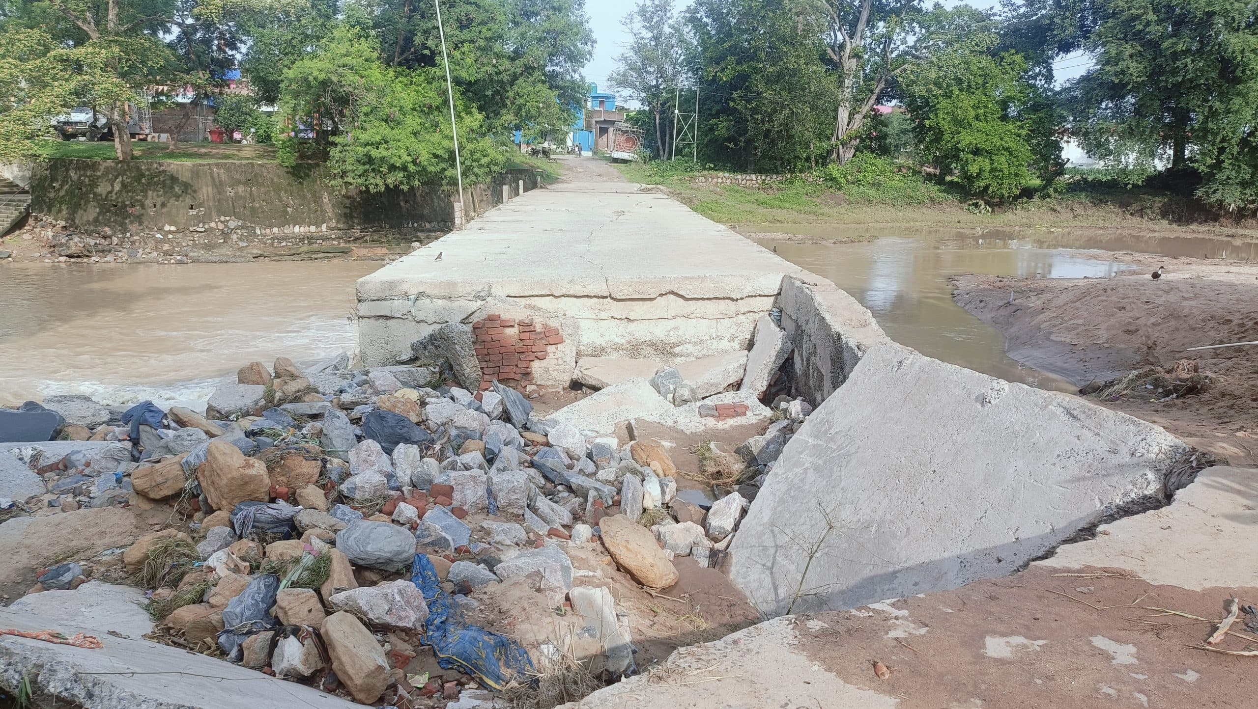 नदी के तेज बहाव से टूटा छालटा पुल