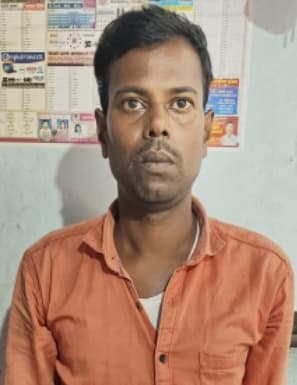 16 लीटर विदेशी शराब के साथ तस्कर गिरफ्तार