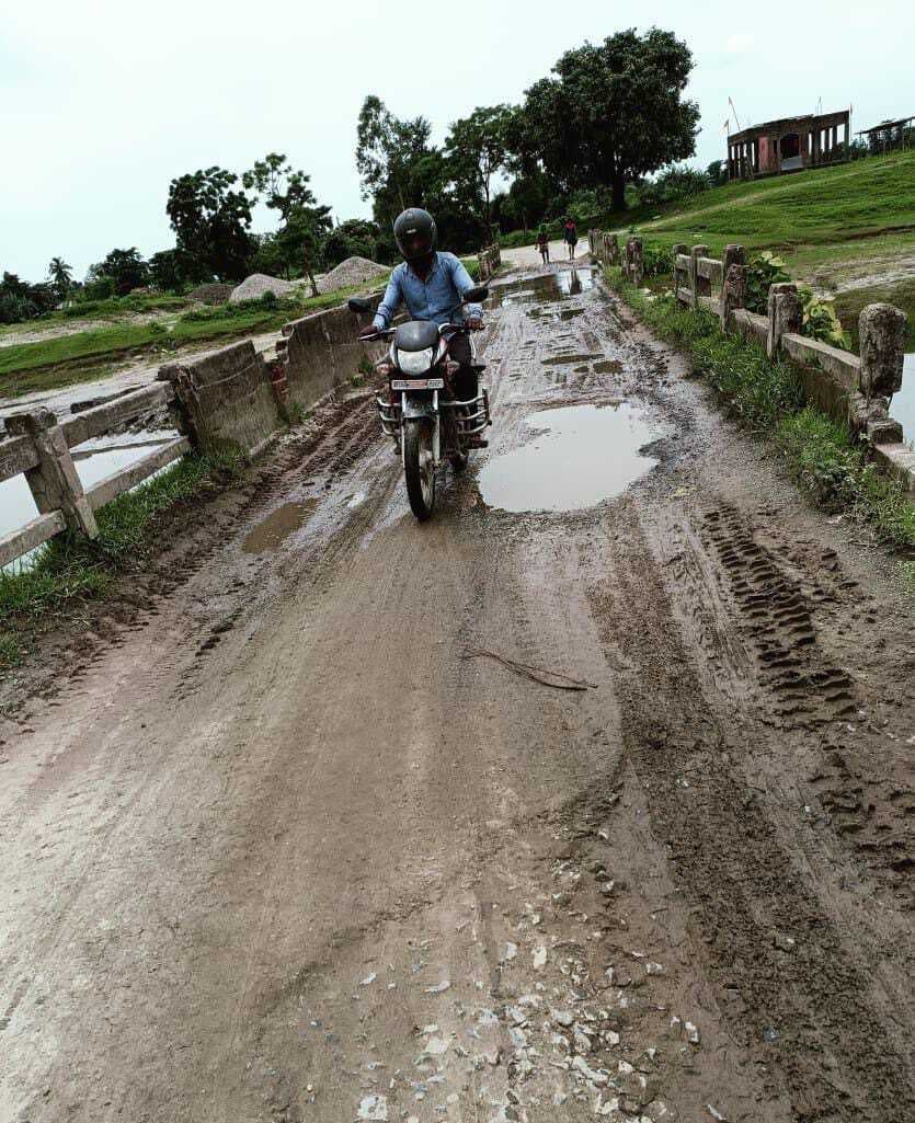 समदा से भवानीपुर जाने वाली सड़क में बना पुल क्षतिग्रस्त, हमेशा बनी रहती है खतरे की आशंका