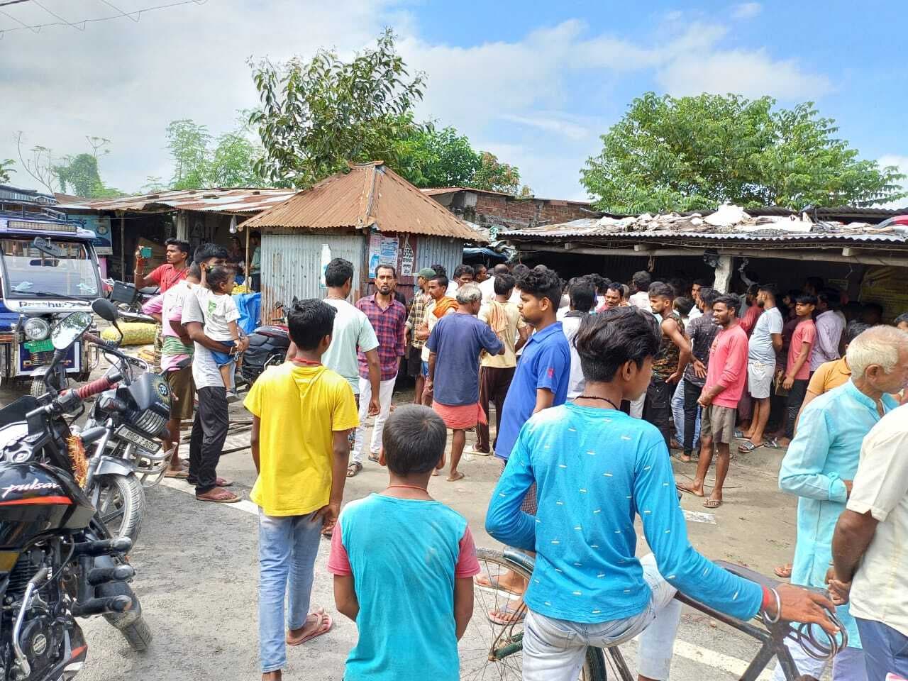 राम जानकी चौक पर चार दुकानों से दो लाख से अधिक की चोरी, दुकानदारों ने किया सड़क जाम, प्रदर्शन