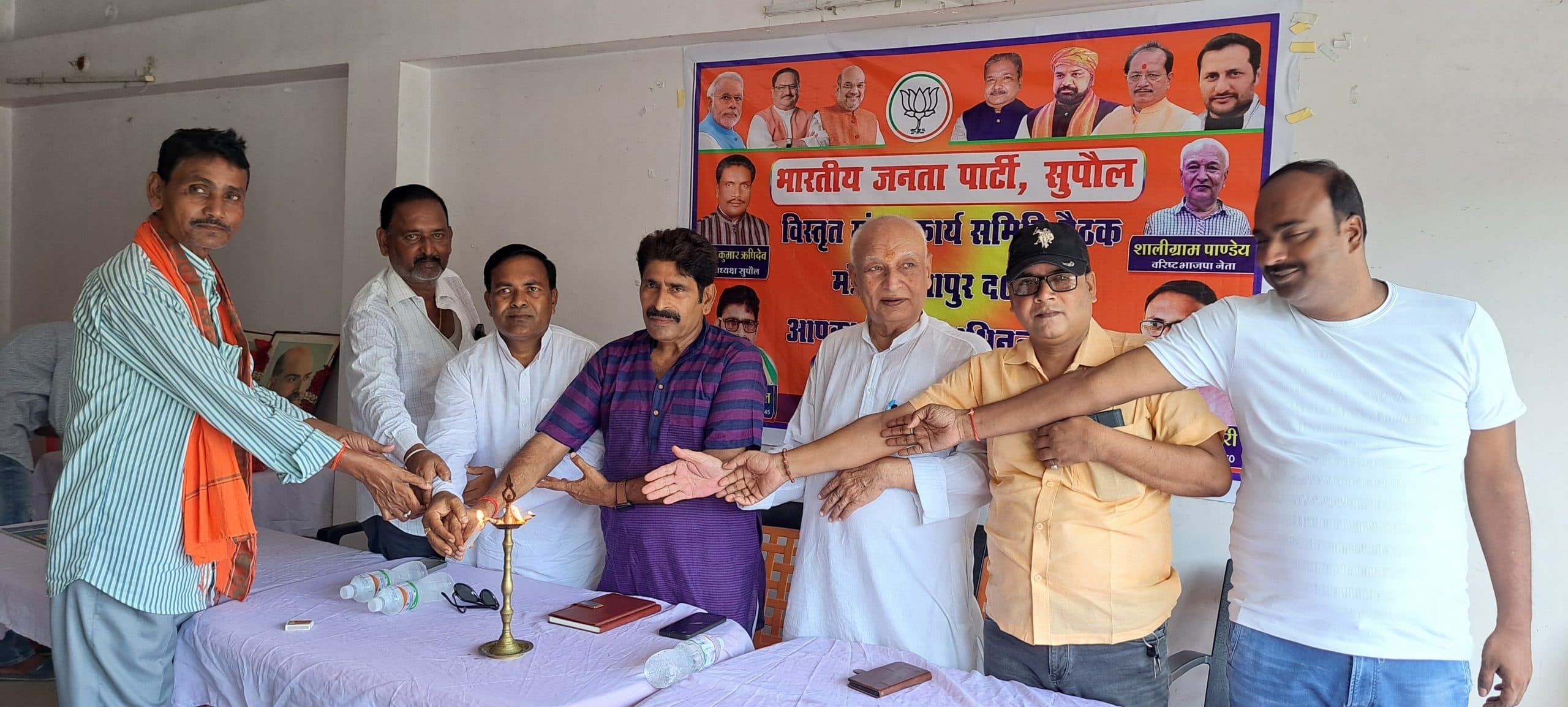 बैठक में कार्यकर्ताओं ने की सरकारी कामकाजों की शिकायत