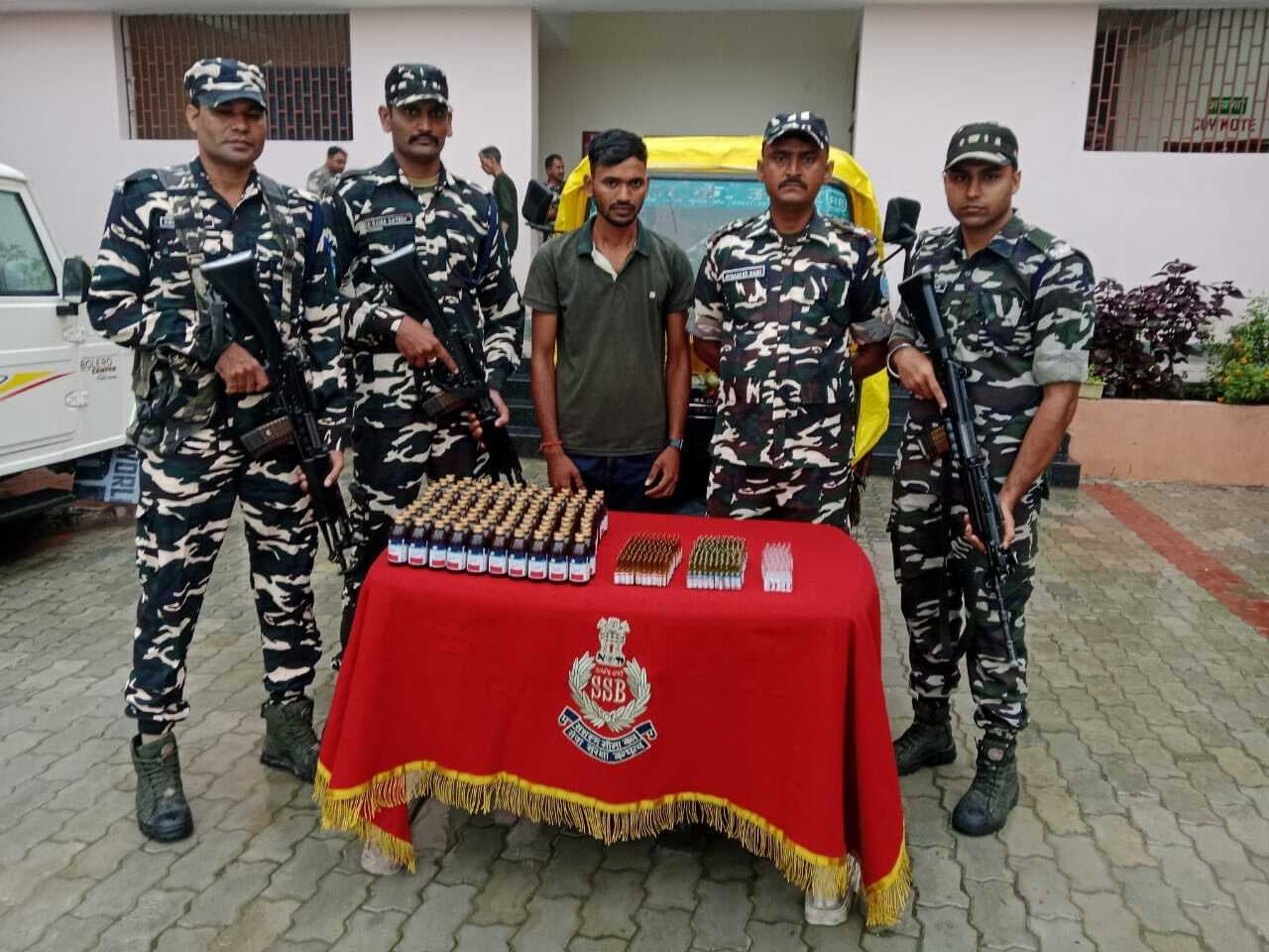 भारी मात्रा में प्रतिबंधित दवा के साथ तस्कर गिरफ्तार, ऑटो जब्त