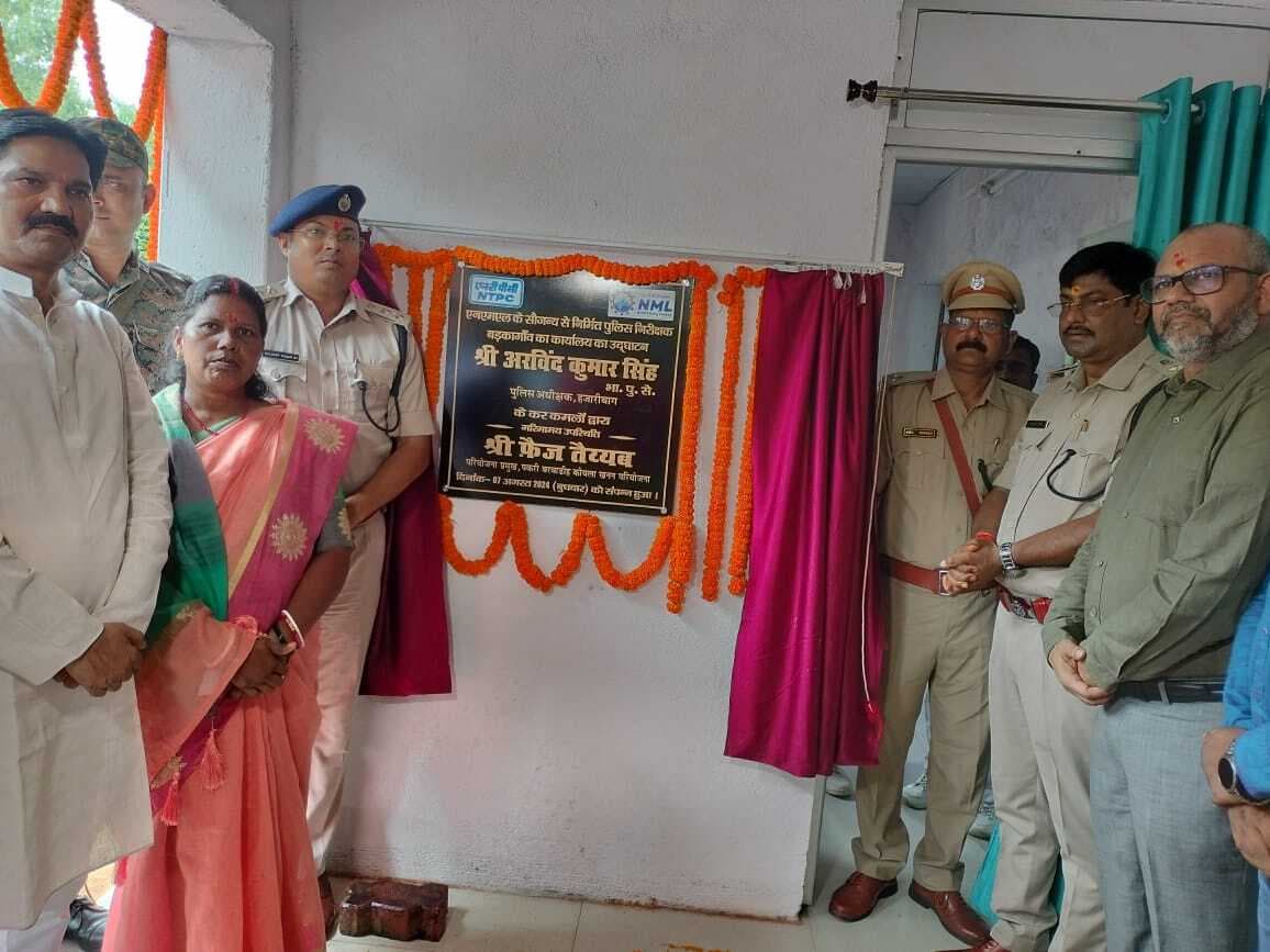 बड़कागांव थाना में एसपी ने किया इंस्पेक्टर भवन का उदघाटन