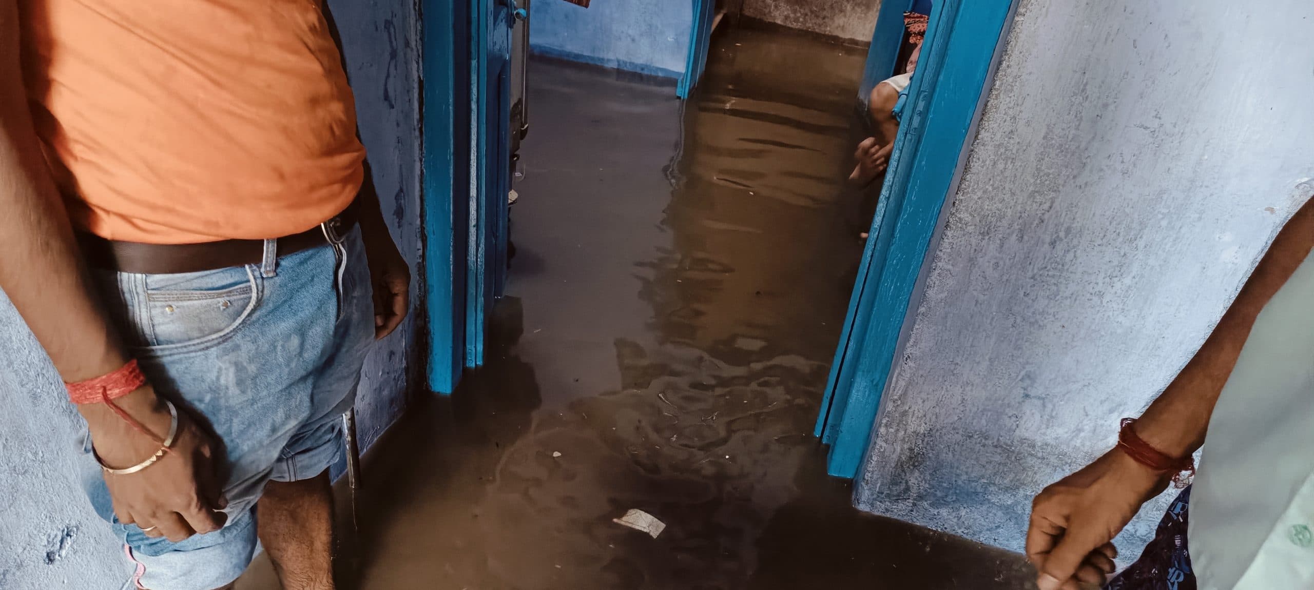 नादरागंज नाले में न्यू एरिया के पास नहीं बनाया गया पुल, अब लोगों के घरों में घुस रहा पानी