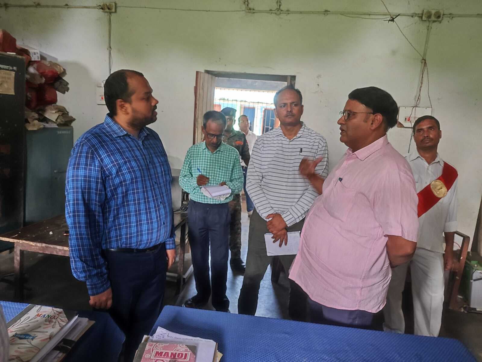 डीएम पहुंचे पतरघट, दो घंटे तक किया निरीक्षण