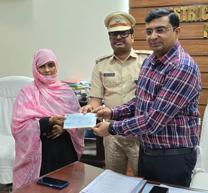 दूतावास की सूचना पर डीएम ने मृतक के उत्तराधिकारी को दिया चेक