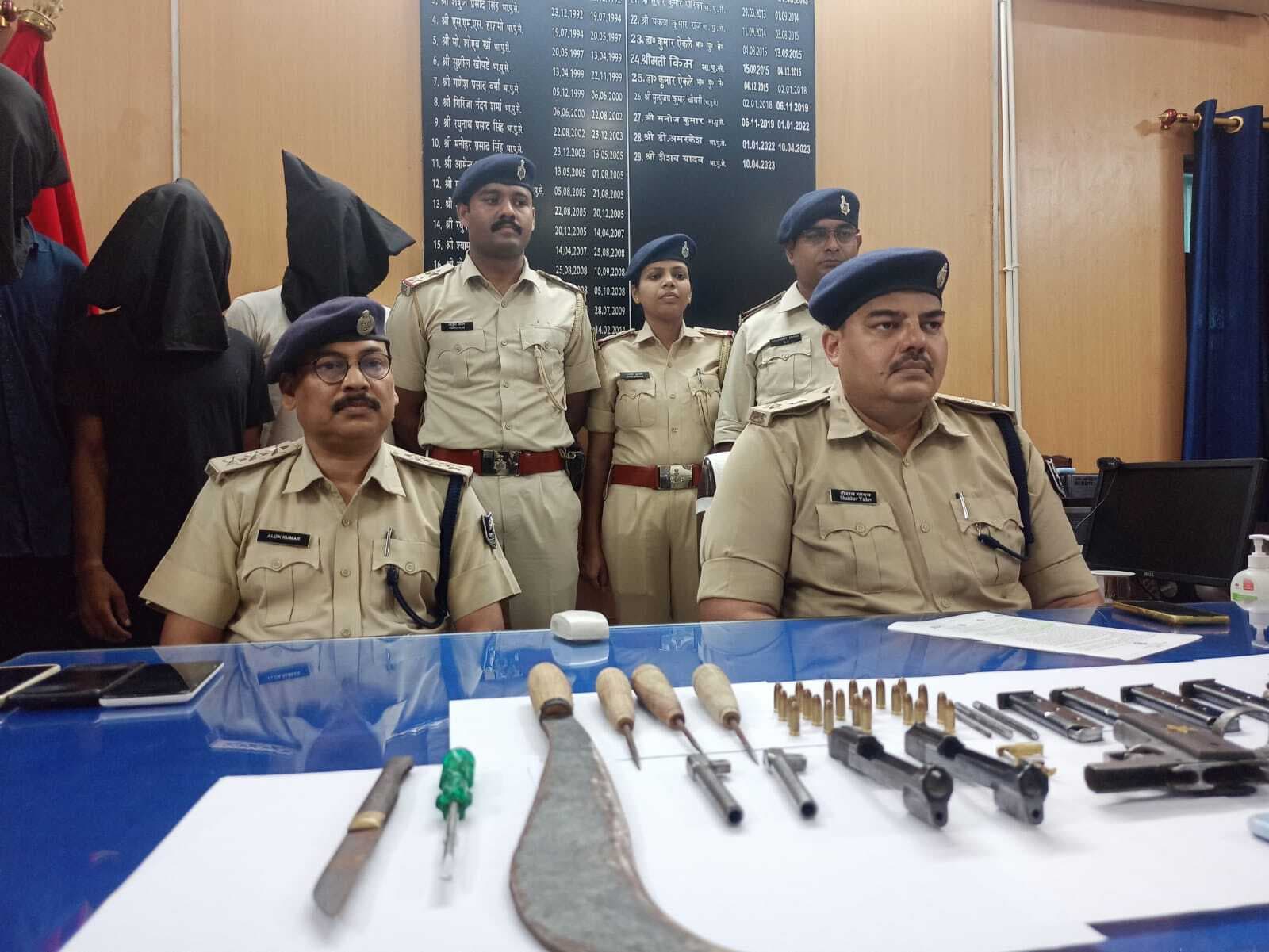 पांच अपराधी हथियार व कारतूस के साथ गिरफ्तार