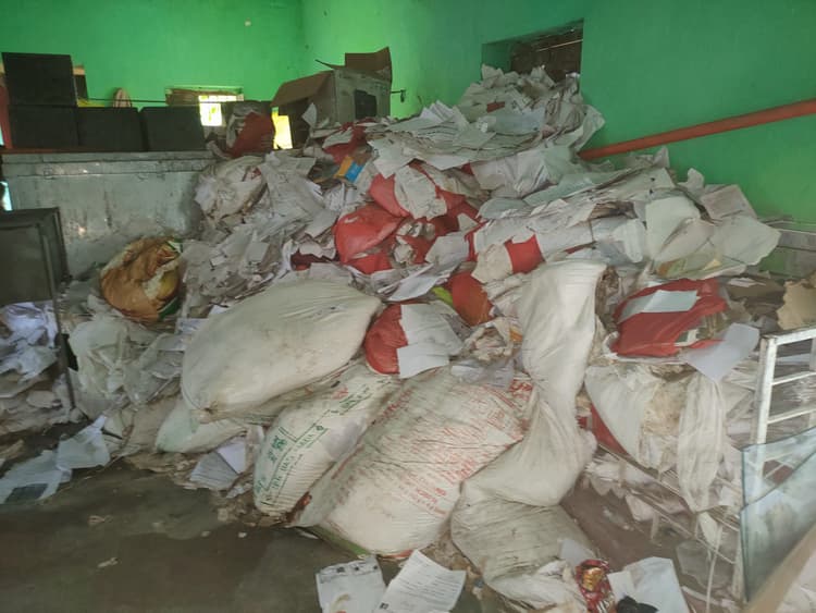 निर्वाचन शाखा में रखे जरूरी कागजात बारिश का पानी टपकने से हो रहे नष्ट