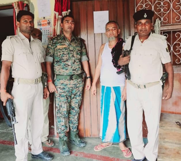 पॉक्सो एक्ट के फरार आरोपी के घर लगाया इश्तेहार