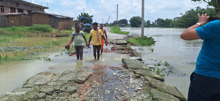 Flood in Kursakanta: लोहंदरा नदी में उफान,कुर्साकांटा के ग्रामीणों में अफरा-तफरी, सड़कों पर बाढ़ का कहर