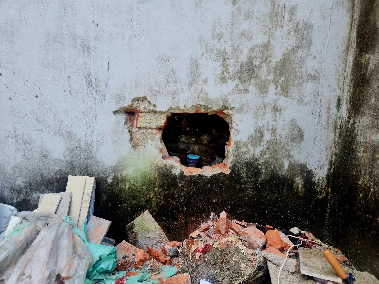 दीवार में सेंधमारी कर आभूषण दुकान से चोरी, वारदात सीसीटीवी में कैद