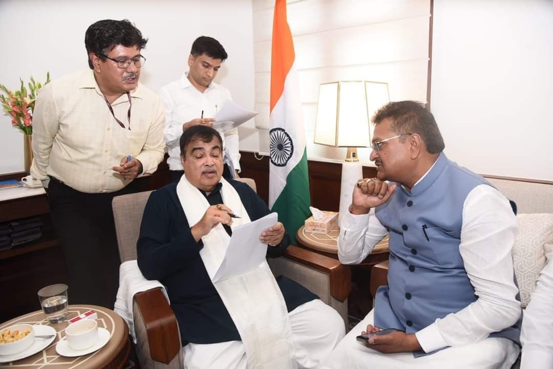 सांसद ने केंद्रीय मंत्री से कई सड़कों को बनाने की मांग की