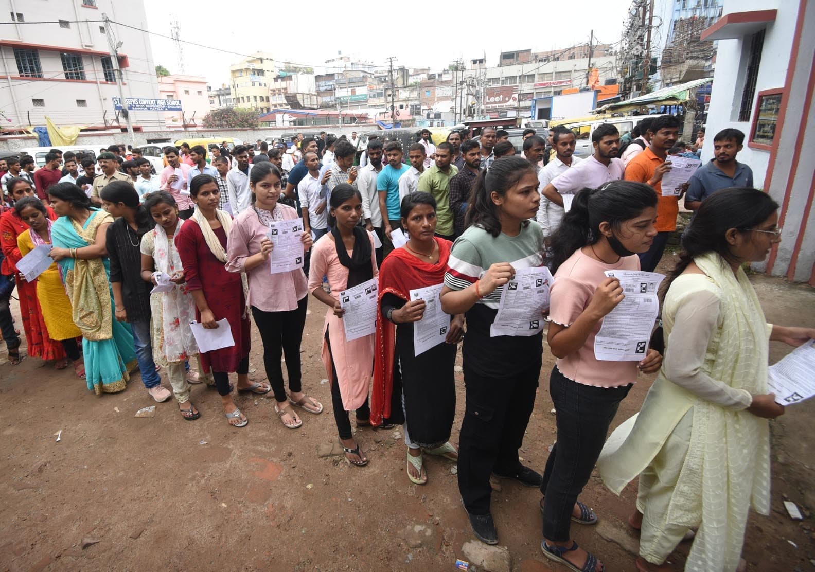 कैंपस : पिछले साल की तुलना में प्रश्नपत्र का लेवल रहा हाइ, घुमाकर पूछे गये प्रश्न