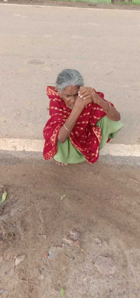 वृद्ध महिला को बेटे-बहू ने मारपीट कर घर से निकाला