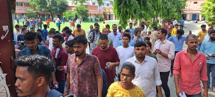 गणित के प्रश्नों ने परीक्षार्थियों को किया परेशान