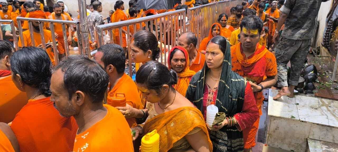 बाबा फौजदारीनाथ की भक्ति में ओत प्रोत हुए कांवरिये, 1,55,456 कांवरियों ने जलार्पण किया, बासुकिनाथ नगरी में कांवरियों का सैलाब उमड़ा