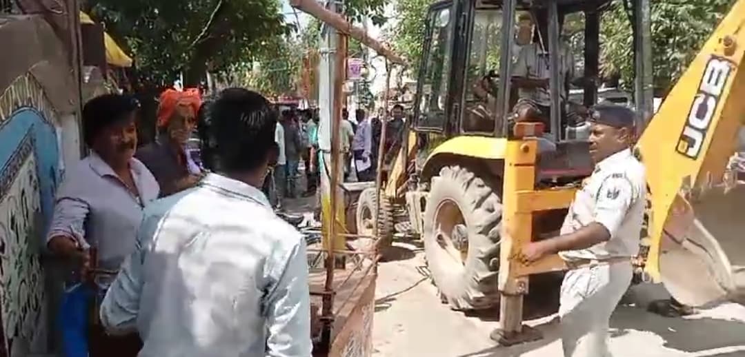 दो दर्जन से अधिक अतिक्रमणकारियों के खिलाफ चला प्रशासन का बुल्डोजर