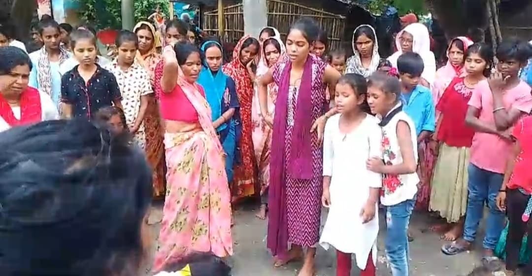 रोसड़ा के पंचवटी चौक के निकट लक्ष्मीपुर के युवक की दुर्घटना में मौत, सड़क जाम