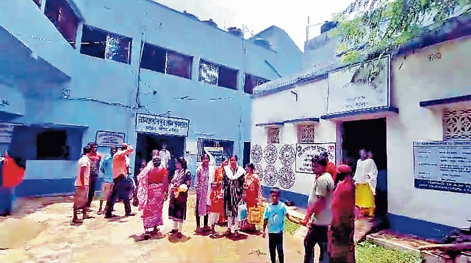 पानी की सप्लाई नही होने से लोगों ने किया प्रदर्शन