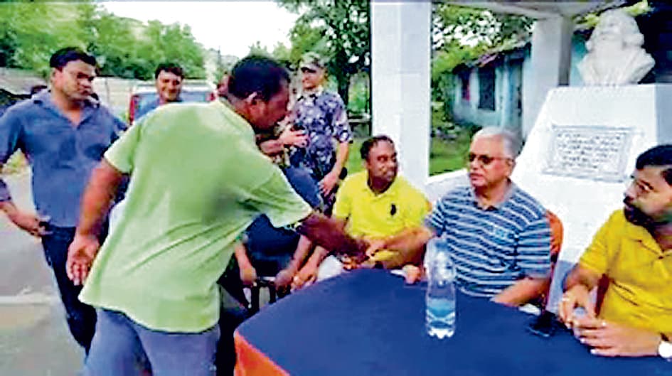 सुबह की सैर पर निकले दिलीप घोष से मिले तृणमूल नेता