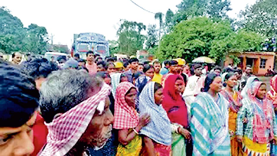 कांकसा : भारी वाहनों की तेज रफ्तार के खिलाफ सड़क पर उतरीं महिलाएं