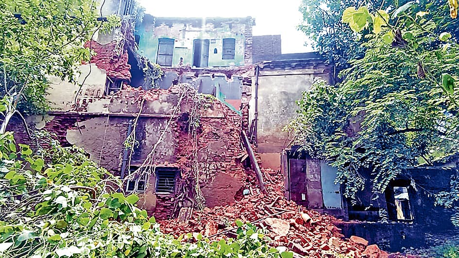 करीब 300 वर्ष पुराने जर्जर मकान का हिस्सा गिरने से लोगों में दहशत