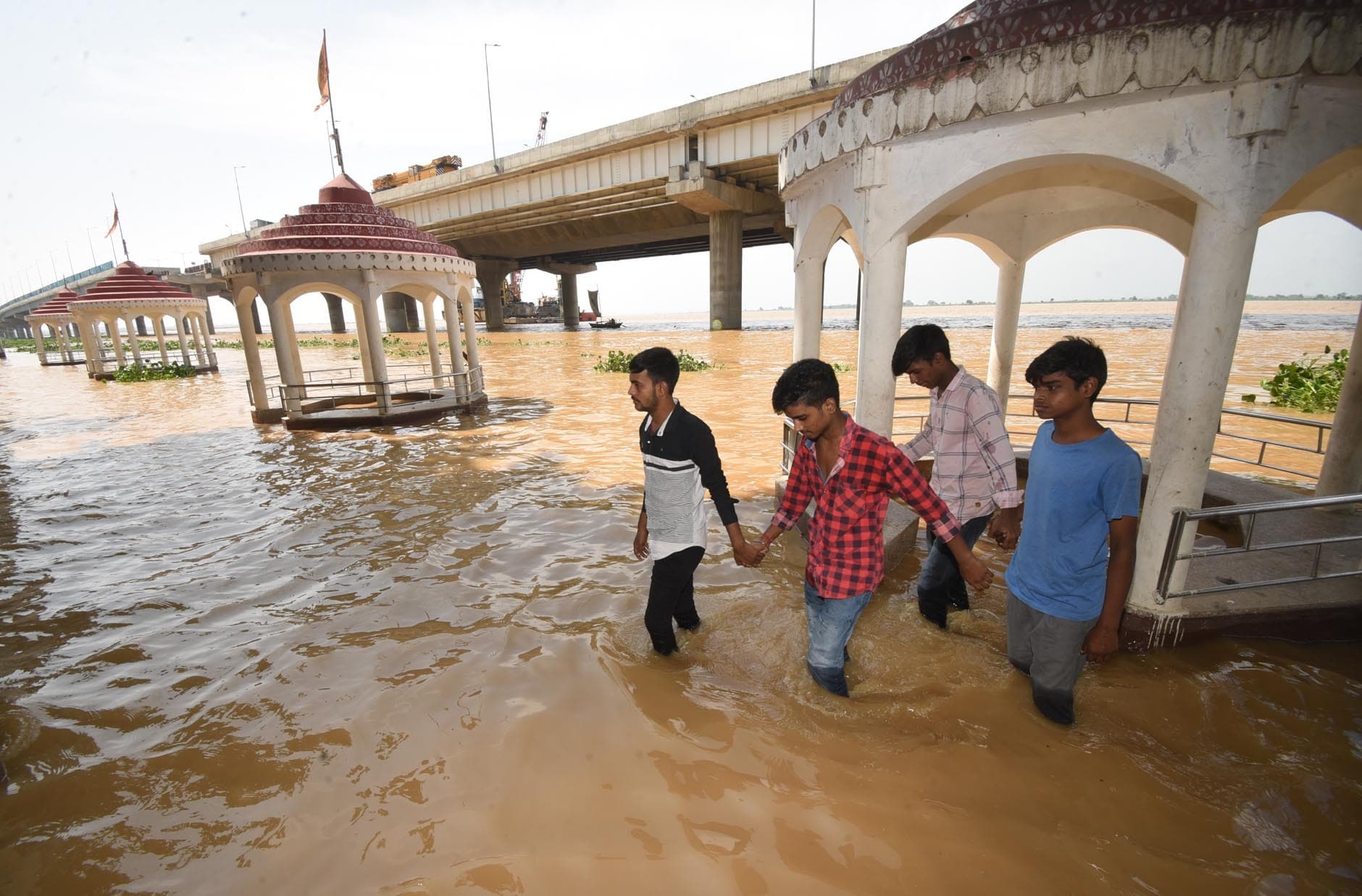पटना के गांधी घाट व कहलगांव में लाल निशान के करीब पहुंचा गंगा नदी का पानी