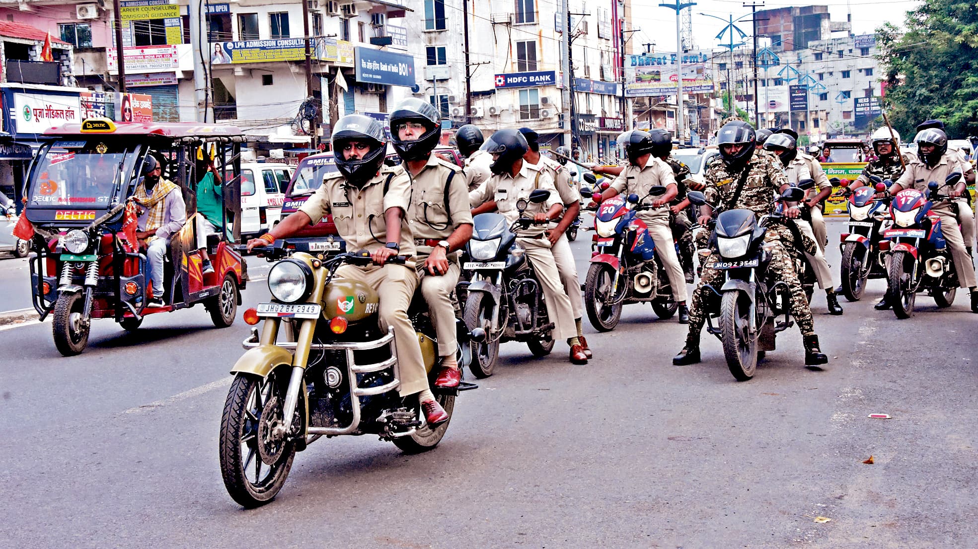 बाइक से पेट्रोलिंग पर निकले एसएसपी, लिया सुरक्षा जायजा