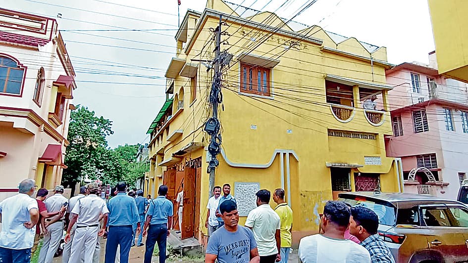 लोन चुकता न करने पर मजिस्ट्रेट की उपस्थिति में बैंक ने भवन को कब्जे में लिया