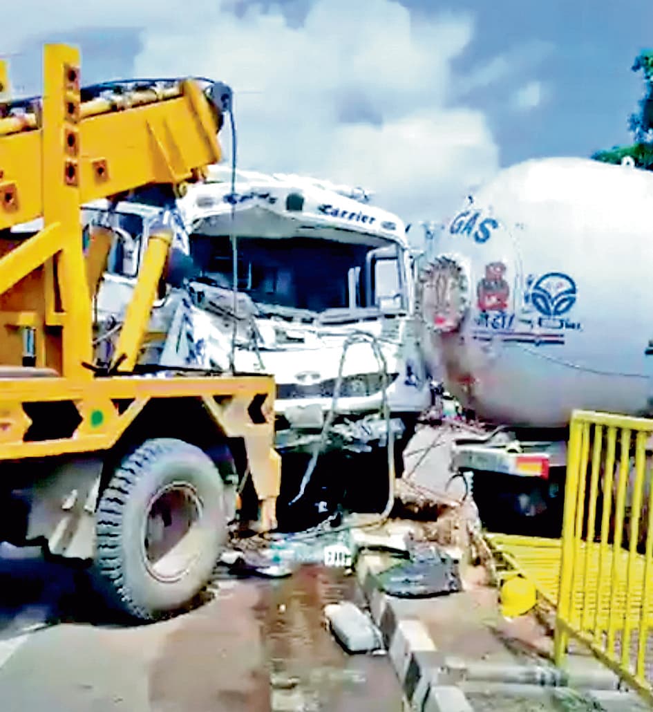 बस के धक्के से बाइकर की मौत