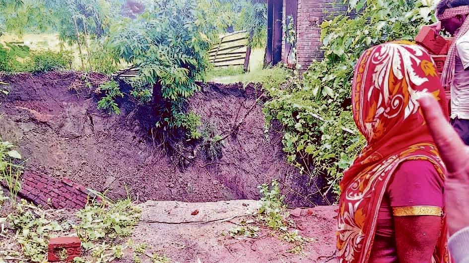 पीड़ित परिवार को पहुंचाया सुरक्षित जगह, प्रदर्शन