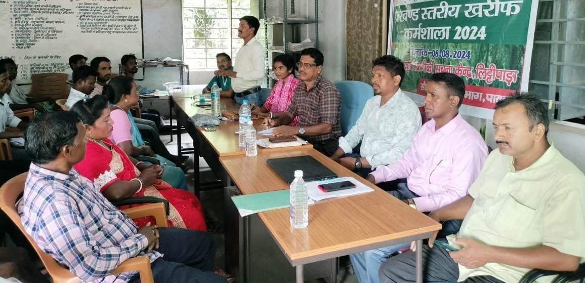 किसानों को नये उपकरण व जैविक खाद के प्रयोग की दी गयी जानकारी