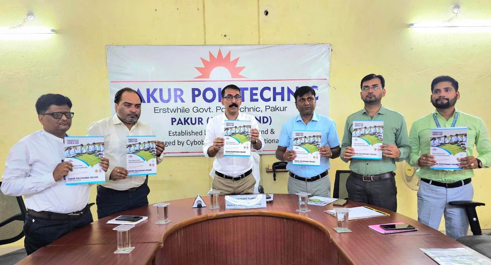 पाकुड़ पॉलिटेक्निक में कॉलेज की विवरण पुस्तिका का विमोचन