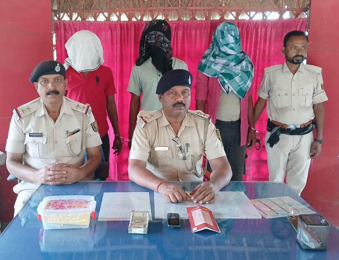 मक्का व्यवसायी से चार लाख लूट मामले का खुलासा, तीन गिरफ्तार