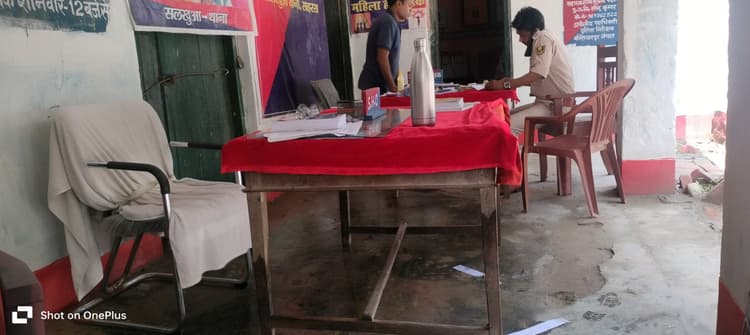 टूट कर छत से गिरता है चट्टा, टपकता है पानी