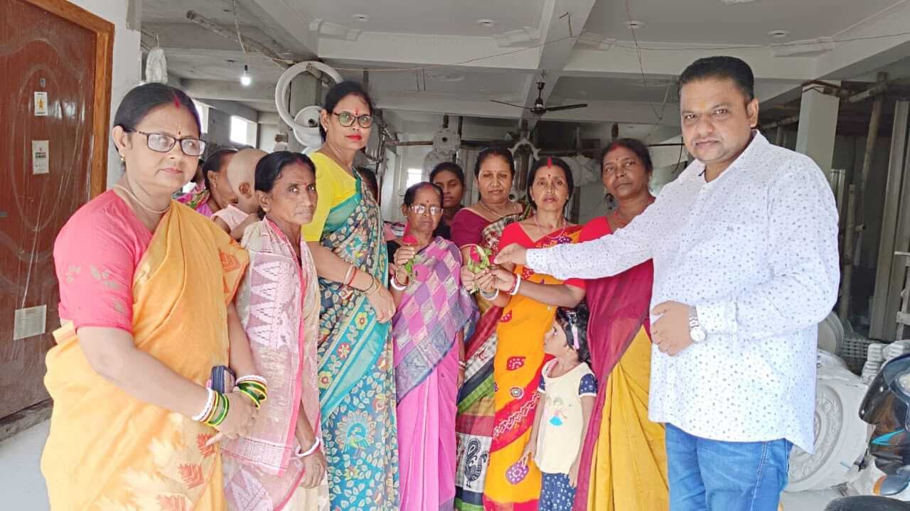 भाजपा महिला मोर्चा ने हथकरघा दिवस पर महिला बुनकरों को किया सम्मानित