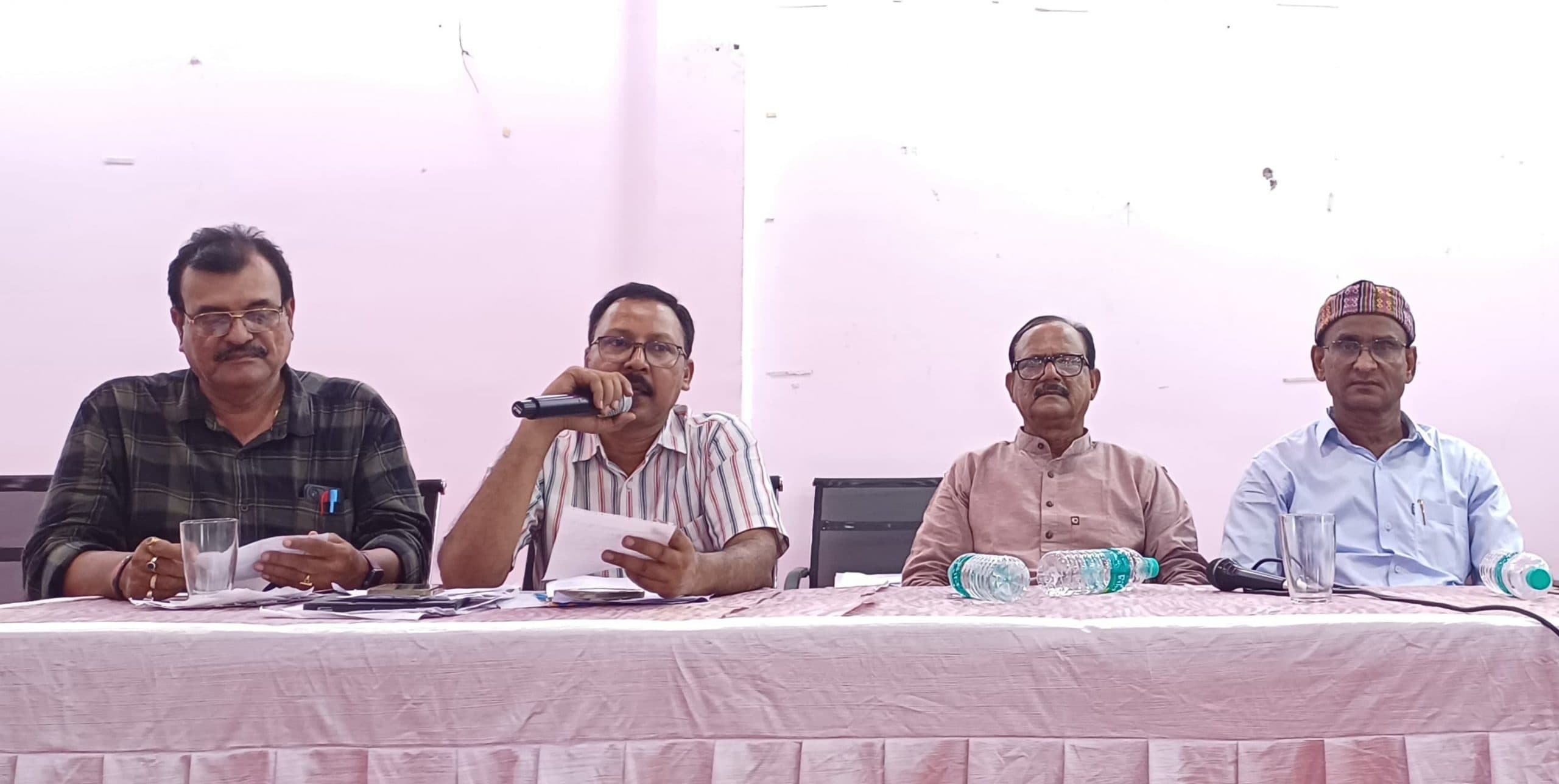 स्टडी मेटेरियल के मुताबिक बच्चों को पढ़ाएं : डीइओ