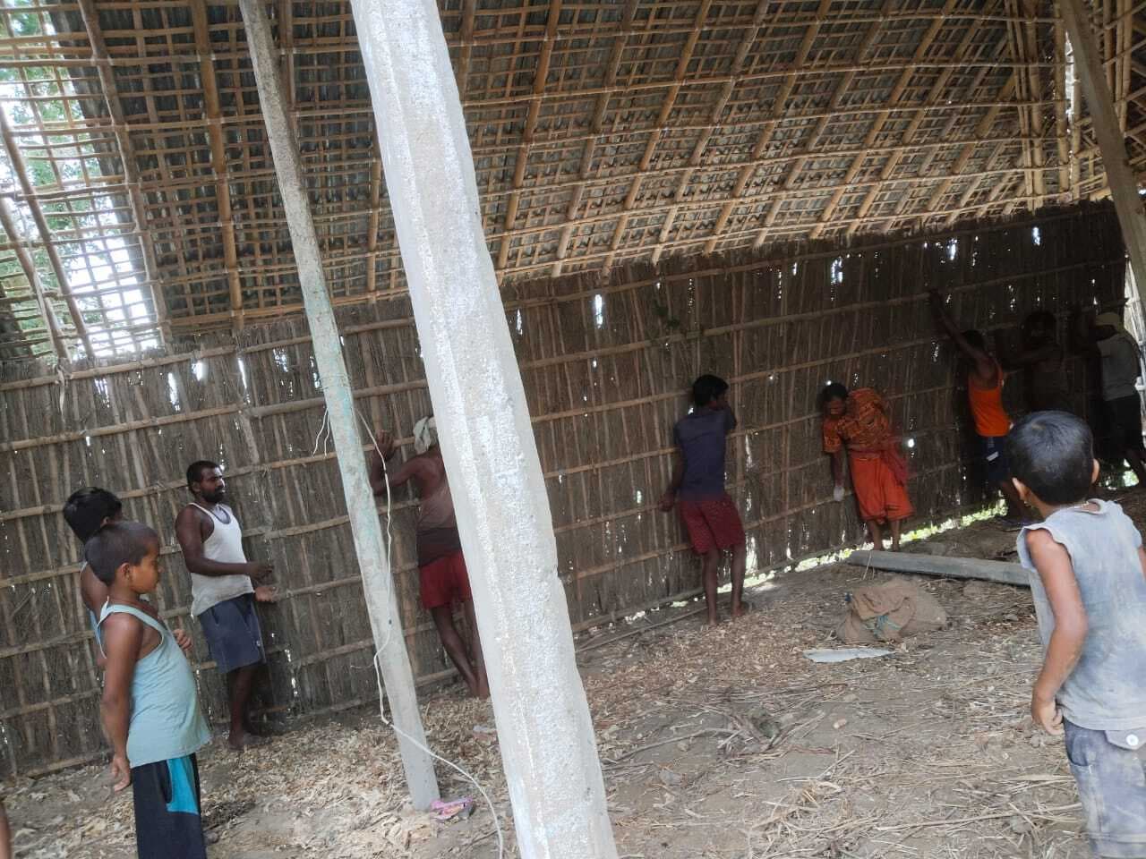 अपने हाथों तोड़ रहे अपना आशियाना