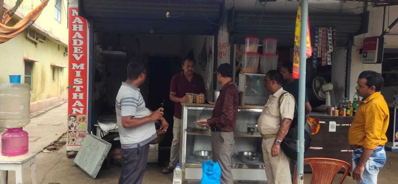 गंदगी के बीच बन रहा था भोजन, दुकानदार पर 5000 का जुर्माना