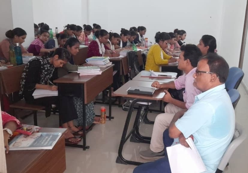 प्राचार्य पर लगे आरोप की जांच को पहुंची गठित टीम