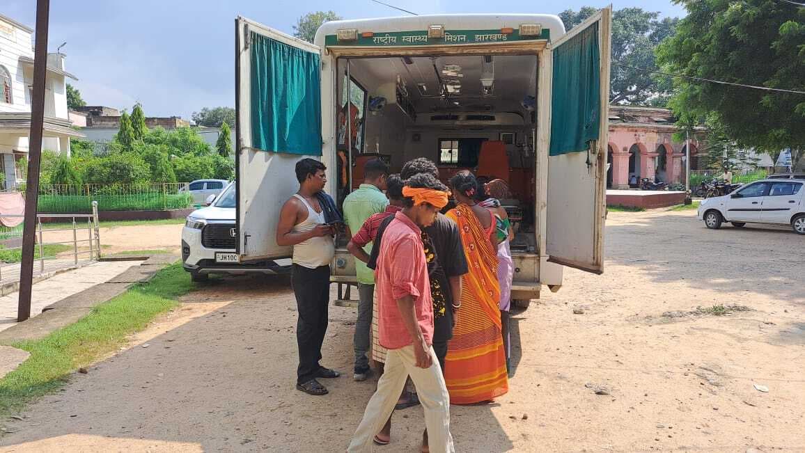 वाहन के धक्के से एक शख्स घायल, धनबाद रेफर