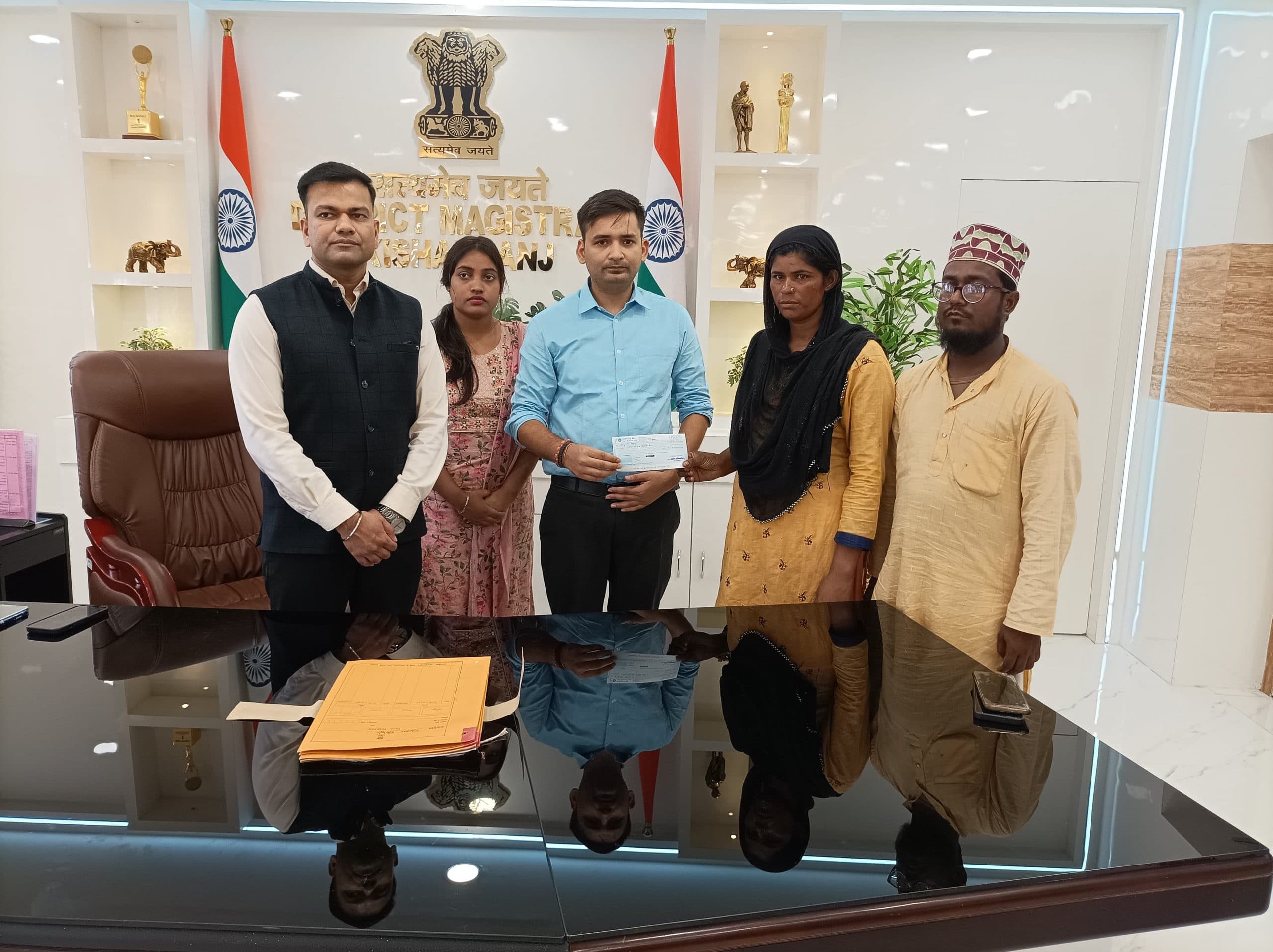 तालाब में डूबे तीनों बच्चे के परिजनों को डीएम ने दिया चार लाख का चेक