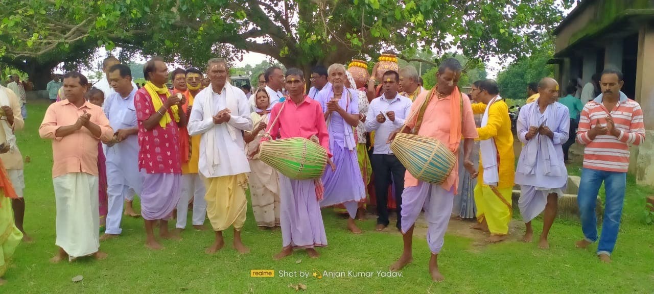 गिरिधारी भगवान को पंचामृत से किया गया अभिषेक