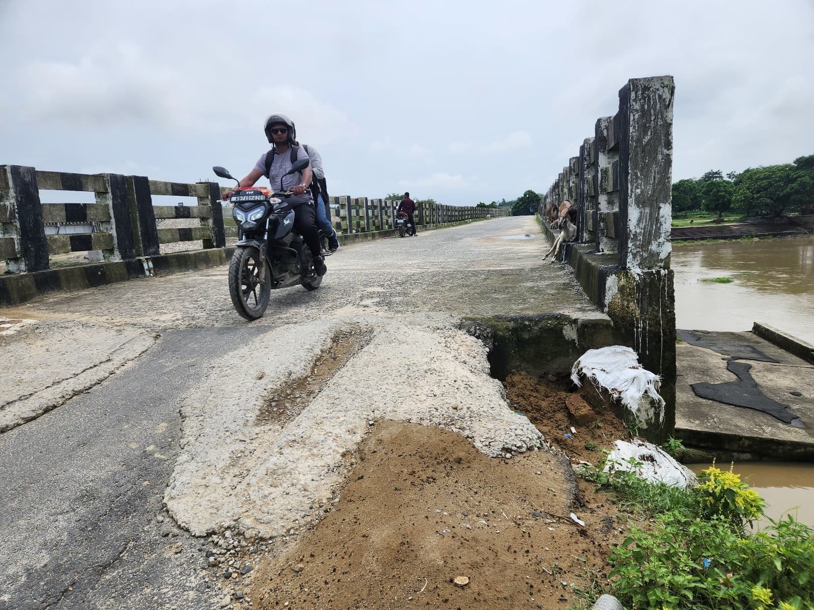 जमनाधार पुल के संपर्क पथ की मरम्मत की मांग